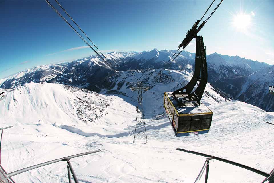 Cable car arriving at a lift station