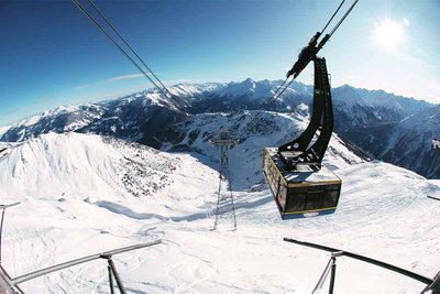 Cable car arriving at a lift station